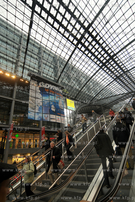 Wielka reklama Gdyni w centralnej hali na dworcu glownym...