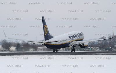 Zima na Rebiechowie. Nz. Boeing737 Ryanair.  04.01.2010...