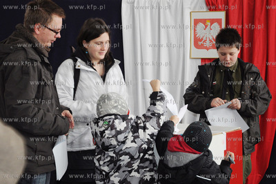 Gdynianie glosowali w Komisji Obwodowej nr 48 w Szkole...