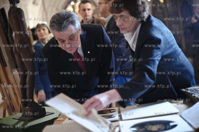 Pokaz szesciu obrazow i jednej rzezby w Oddziale Sztuki...