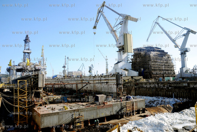 Stocznia Gdynia S.A. NA terenie zakladu dziala obecnie...