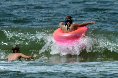 Wakacyjny wypoczynek na plazy w Kolobrzegu.
07.07.2011
fot....