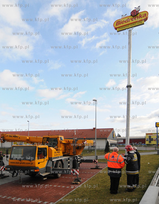 Na skutek silnego wiatru przechylil sie slup z logotypem...