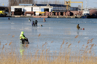 Wedkarze podlodowi lowia ryby w przereblach w okolicy...