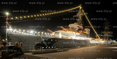 ORP BLYSKAWICA w nocnej iluminacji swietlnej zacumowany...