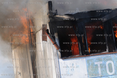 Pozar pustostanu na ulicy Hallera w Gdansku. Pozar...