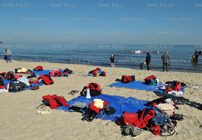 Sopot. Plaza kolo Zatoki Sztuki. Grupa morsow z Olsztyna...