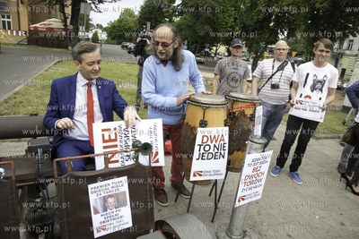 Protest mieszkancow Słupska przed dworcem PKP w sprawie...