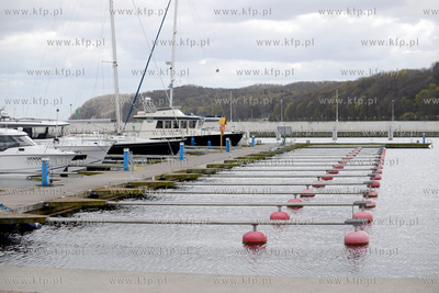 Opustoszala w czasie epidemii Marina Gdynia - basen...