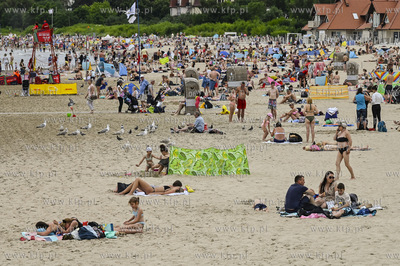 Sopot. Plaza w sezonie pelna plazowiczow i parawanow....