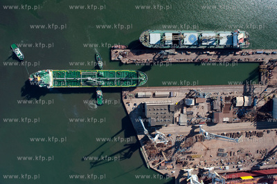 Stocznia Gdynia z lotu ptaka. NZ wprowadzanie statku...