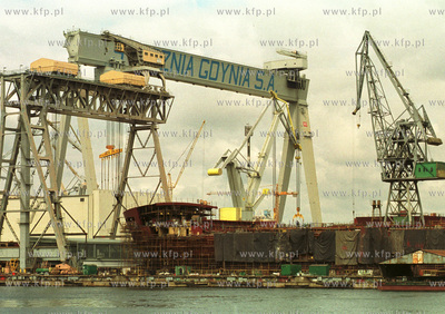 Stocznia Gdynia, najwieksza w Europie suwnica bramowa.26.06.2002fot....