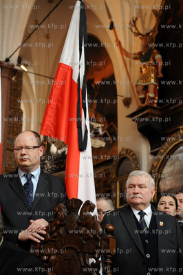 Po katastrofie lotniczej, w ktorej m.in. zginela para...