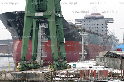 Kanal portowy w Gdansku, budowany statek w Soczni Gdanskiej...