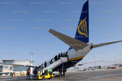 Port lotniczy im. Lecha Walesy w Gdansku. Nz. pasazerowie...