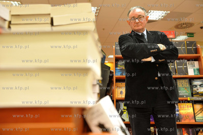 Spotkanie autorskie z profesorem Wiktorem Osiatynskim...