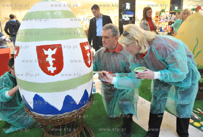 Gdansk. Galeria Baltycka. Malowanie gigantycnzych pisanek,...