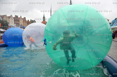 Gdansk. Na Targu Weglowym ustawiono male wesole miasteczko,...