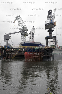 Stocznia Gdanska SA. Remontowany statek tuz przed opusczenie...