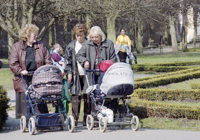 Spacer z wozkami dzieciecymi w parku oliwskim. 3.04.2001...