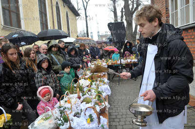 Wielka Sobota. Tradycyjne wielkanocne swiecenie pokarmow...