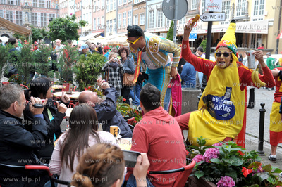 Gdansk, ul. Piwna. Irlandzcy i hiszpanscy kibice bawia...