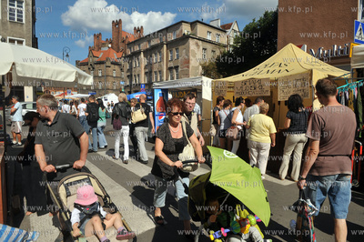 Gdansk. Jarmark Swietego Dominika. Handel na ul. Weglarskiej....