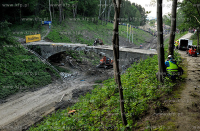 Wyburzanie Mostku Weisera Dawidka na gdanskiej Strzyzy....