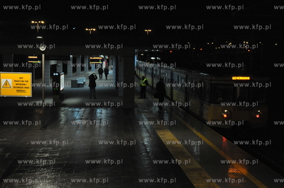 Pierwszy wyjazd kolejki SKM z przystanku Gdansk Srodmiescie...