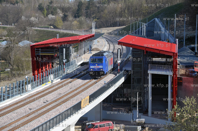80-tonowa lokomotywa grupy Lotos z duza predkoscia...