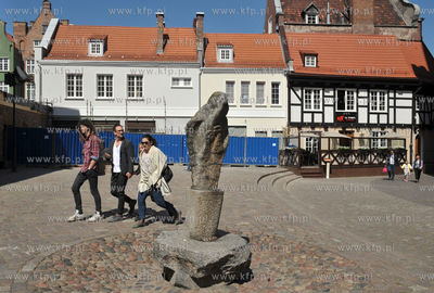 Gdansk. Nieczynna fontanna na ul. Piwnej przed wejsciem...