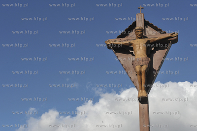 Gdańsk Orunia. Figura Matki Boskiej i krzyż na ul....