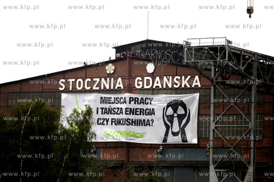 Stocznia Gdanska. Aktywisci Greenpeace rozwiesili na...
