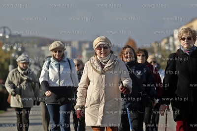 Zajecia z nordic walking grupy gdynskiego Centrum Aktywnosci...
