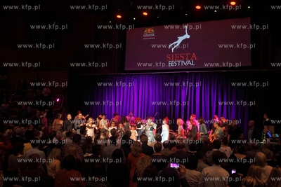 Siesta Festival.  Koncert pochodzacej z Beninu piosenkarki...