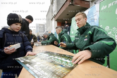 Gdansk Zaspa. Pilkarski turniej dzikich druzyn Do przerwy...