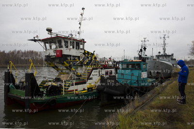 Transport historycznego holownika Okoń z przystani...