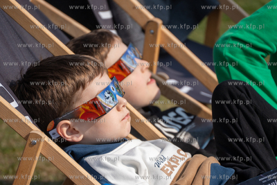 Ogląganie cześciowego, 13% zaśmienia słońca na...