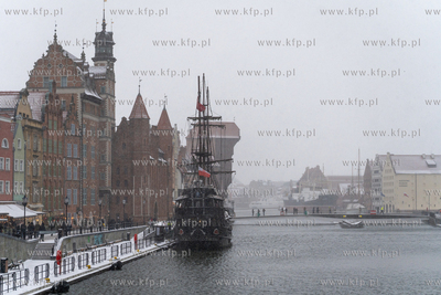 Z powodu utrzymującego się sztormu i silnego wiatru...