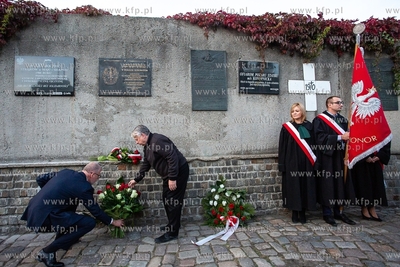 Gdańsk, Plac Solidarności. odsłonięcie tablicy...
