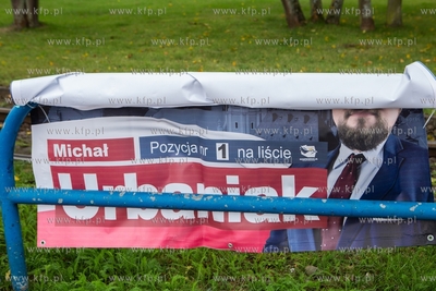 Pętla tramwajowa w Oliwie. Zerwane i zniszczone reklamy...
