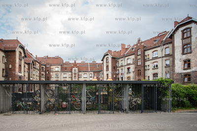 Gdańsk, ul. Transportowców. Nz.  Wiata parkingowa...