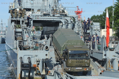 Port wojenny Gdynia Oksywie. 32 zolnierzy i 13 pojazdow...
