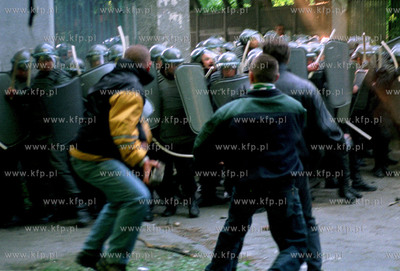 Atak chuliganow na policje stojaca w bramie stadionu...