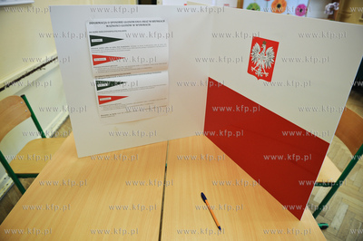 Gdansk. Obwodowa Komisja Wyborcza. Mieszkancy Gdanska...