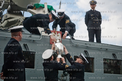 Marynarze okretu rakietowego ORP Orkan transportuja...