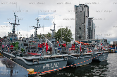 Port w Gdyni. Zacumowane w Basenie Prezydenckim okrety...