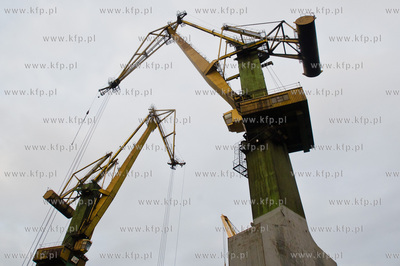 Stocznia Gdanska. Zaladunek elementow wiez wiatrowych,...