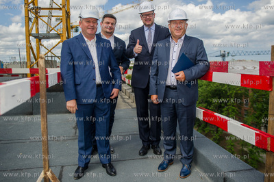 Gdansk. Uroczystosc zawieszenia wiechy na dachu Galerii...