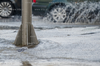 Gdansk. Awaria sieci wodociagowej na skrzyzowaniu ulic...